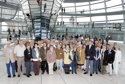 Der CDU-Bundestagsabgeordnete Gero Storjohann mit seinen Gästen aus dem Wahlkreis Segeberg/Stormarn-Nord in der Glaskuppel des Reichstagsgebäudes in Berlin